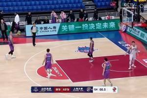 😒比赛最后时刻 高诗岩上篮得手后将球扔到场边 被吹技术犯规