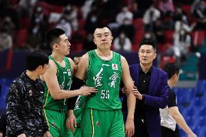 中青报：CBA恶性犯规频现 联赛不是法外之地 重则坐牢