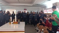 这氛围！罗马全队为穆里尼奥庆生，穆帅第一块蛋糕给了队长