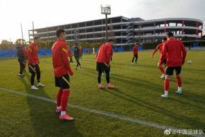 记者赵宇：战日本赛前动员，李霄鹏用三个&ldquo;对得起&rdquo;鼓舞国足