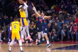 1V3！安东尼面对三人防守 转身跳投将球打进