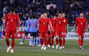 记者：国足越南首训场地条件差，中越战2万余名球迷现场观赛