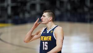 MVP！约基奇三节打卡轻松砍下18分9板15助3断1帽带队大胜雄鹿