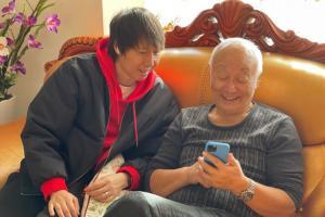 博主晒李铁与恩师合影：每年大年初二，李铁都会拜访恩师张引