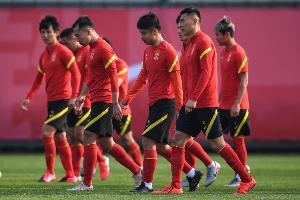 记者牛志明：国足阵容应彻底洗牌，大部分80后球员该说再见了