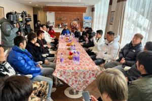 海港多名&ldquo;毕业生&rdquo;回到崇明看望恩师，向徐根宝指导送上生日祝福