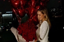 🐶进来杀狗了！瓦尔加晒情人节玫瑰花束🌹🌹🌹