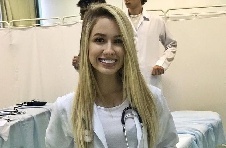 又找学医的？阿德里亚诺新欢曝光，21岁女学生年龄仅够他一半