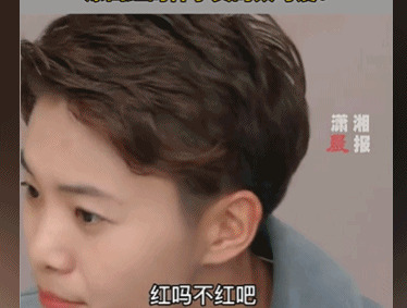 王霜涂口红的样子真的太可爱了！还问旁边的赵丽娜喜不喜欢~