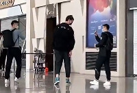 辽宁男篮乘坐包机前往南昌 赵继伟在机场与王哲林并肩而行&互动