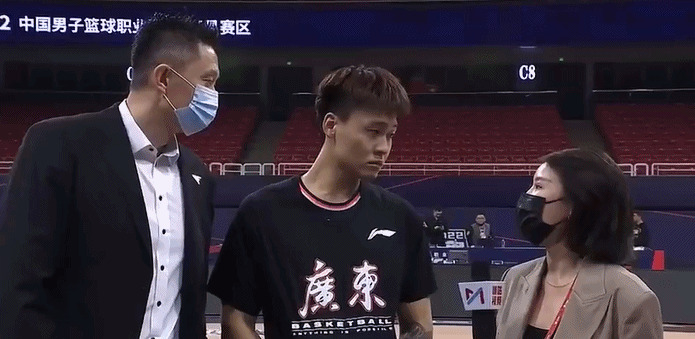 杜锋乱入赛后采访把赵睿整蒙了 当事记者：看见杜指导慌了几秒