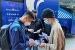西班牙人抵达马德里将战马竞，武磊下大巴后为球迷签名