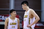 孙铭徽冯欣球鞋签字为胡金秋加油：大秋加油！等你回来！
