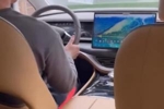 艾克森社媒晒乘车照：感谢我的朋友小磊，致我们十年的友谊