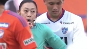 是故意的吗？日本球员袭胸女裁判惹争议