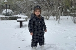 济南大雪，克雷桑社媒晒儿子照片：他第一次看到雪