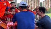 人气不输球员！韩鹏给球迷签名，忙得不亦乐乎
