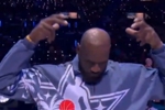 生涯第22次全明星NBA历史纪录！入场介绍时 詹姆斯自戴王冠